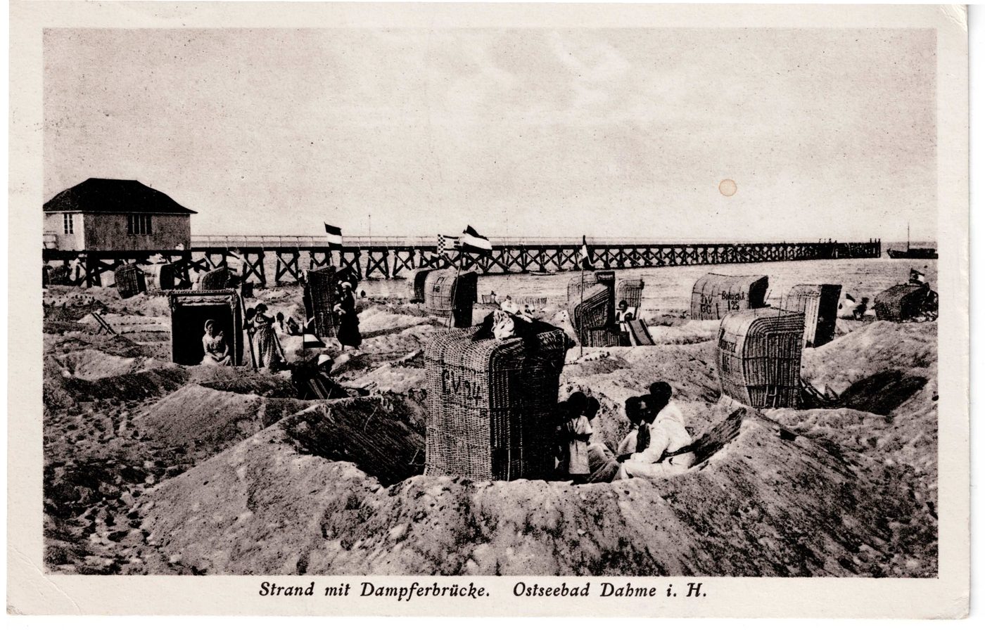 Strand mit Dampferbrücke. Ostseebad Dahme i. H.