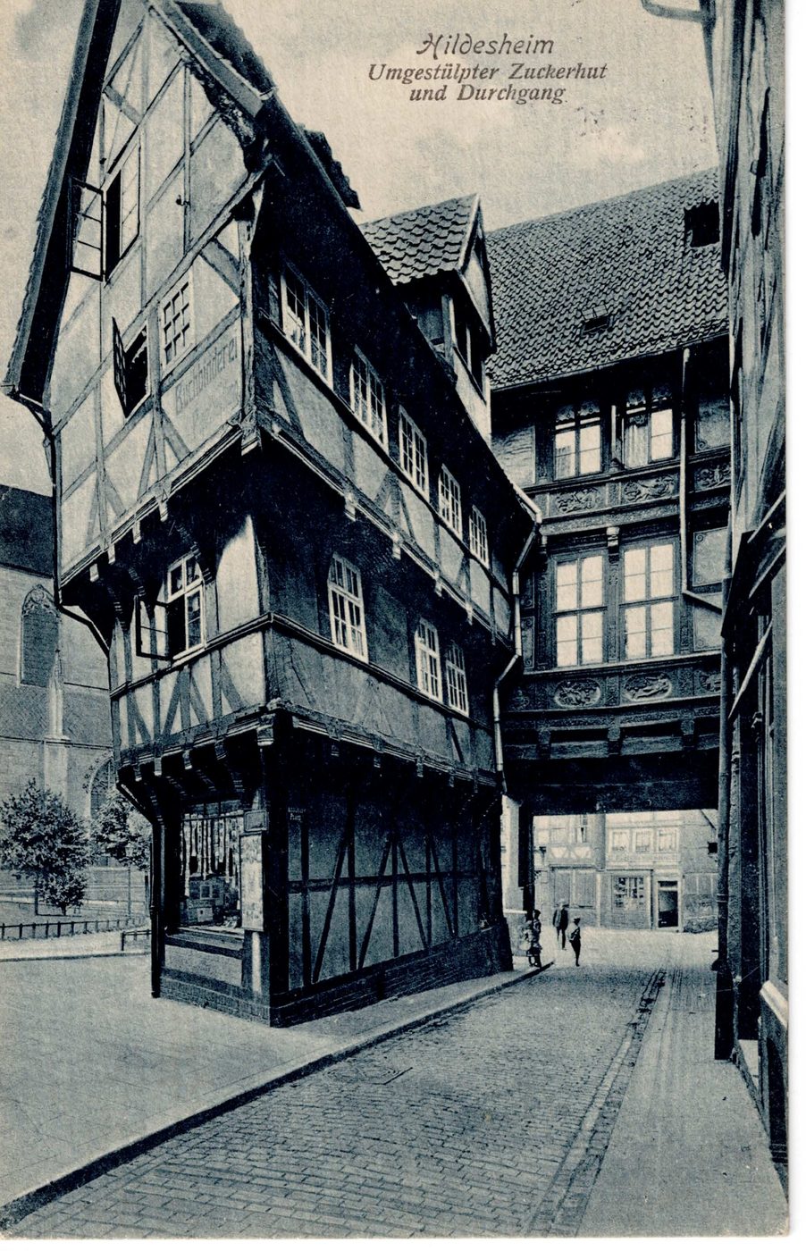 Hildesheim — Umgestülpter Zuckerhut und Durchgang