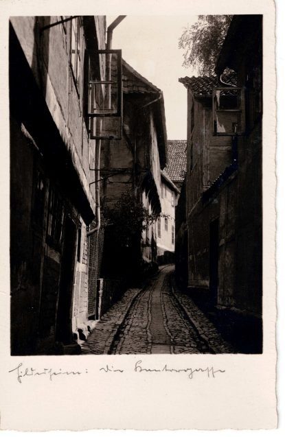 Hildesheim: Gasse (hs. Bildunterschrift, Lesung unsicher)