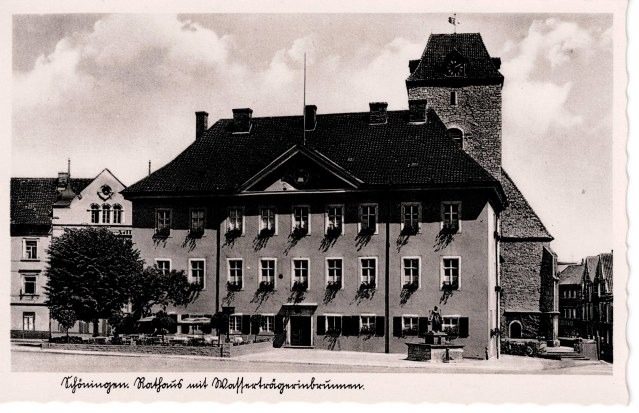 Schöningen. Rathaus mit Wasserträgerinbrunnen