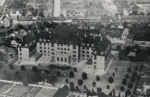 [Luftbild Schulkomplex mit Park]