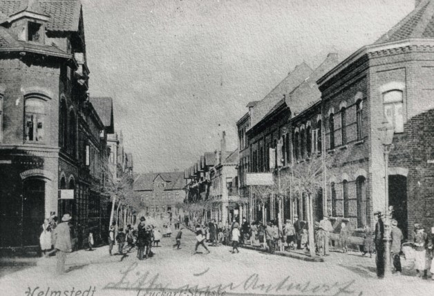 [Strassenzug mit Menschenmenge]